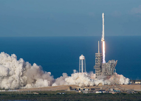 Tên lửa SpaceX Falcon 9 tái chế được phóng lên từ Trung tâm Không gian Kennedy ở Mũi Canaveral, Florida, Mỹ, ngày 30-3-2017.